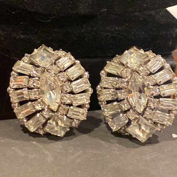 Unsigned Weiss  Clear Crystal Earrings. Silver Tone. Clip Backs. - Picture 4 of 15